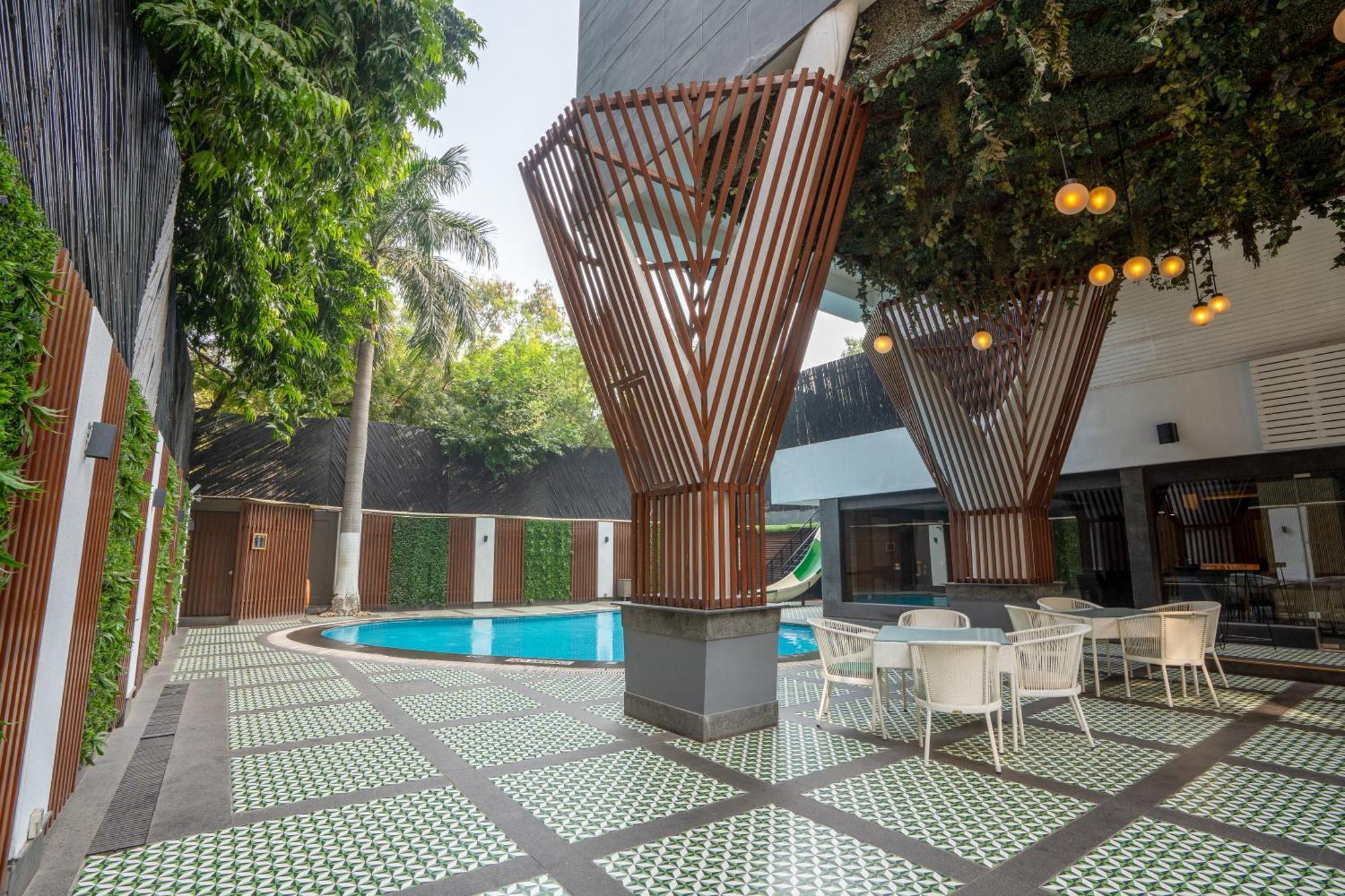 Park Inn By Radisson,South Delhi New Delhi Eksteriør billede The swimming pool at the hotel