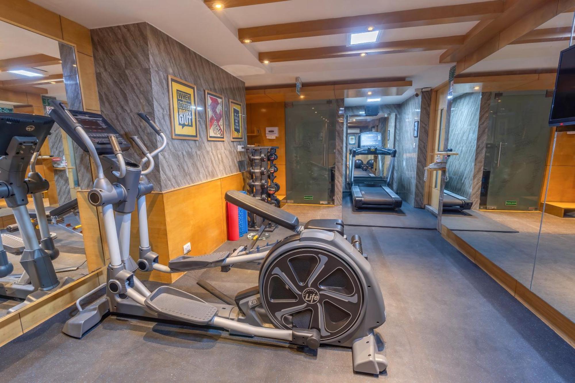 Park Inn By Radisson,South Delhi New Delhi Eksteriør billede The gym at the hotel