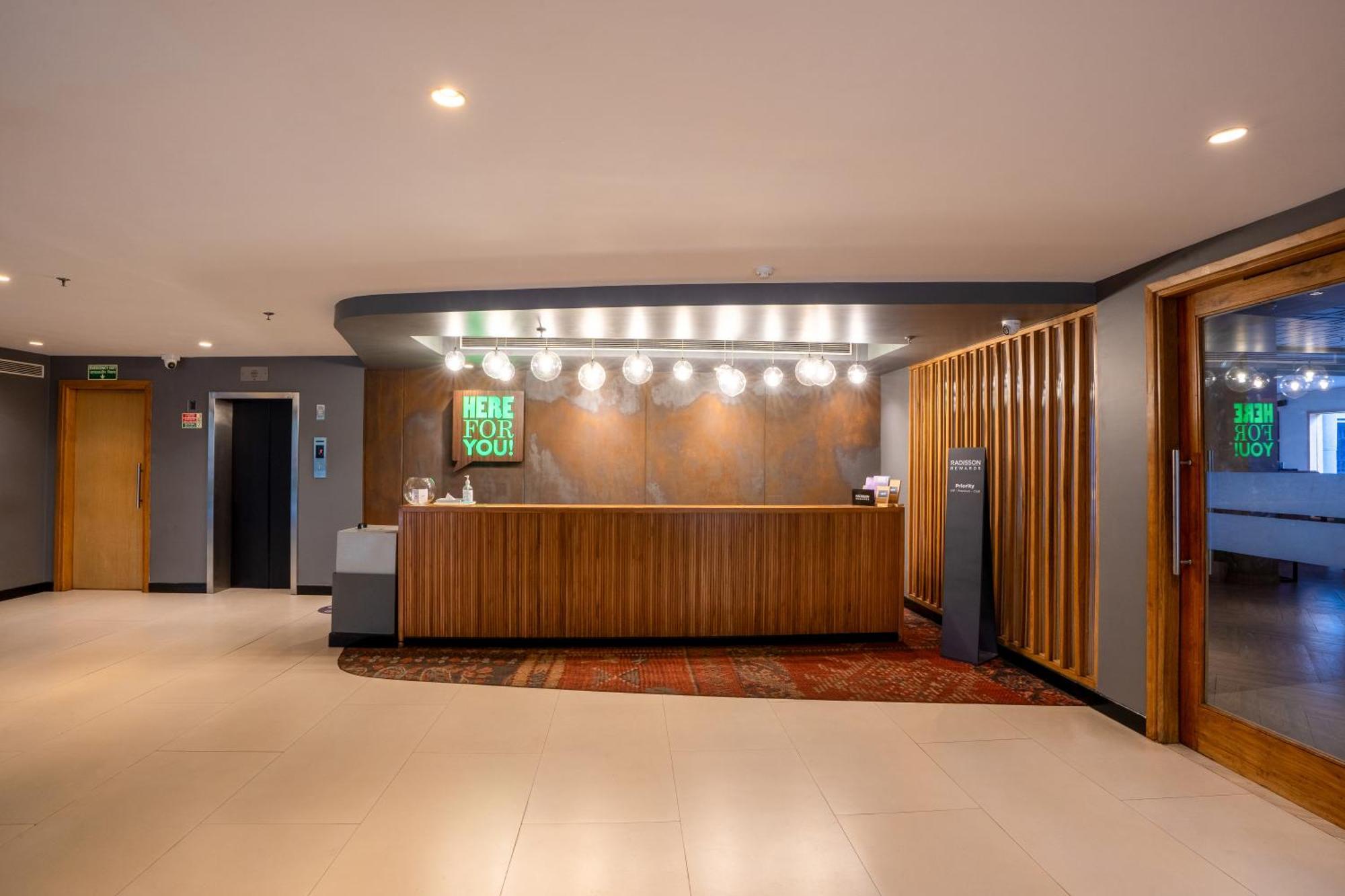 Park Inn By Radisson,South Delhi New Delhi Eksteriør billede Reception at the Holiday Inn Express, London - Kensington